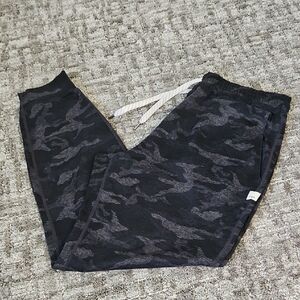 Vuori Women's Camo Joggers - Dark Gray